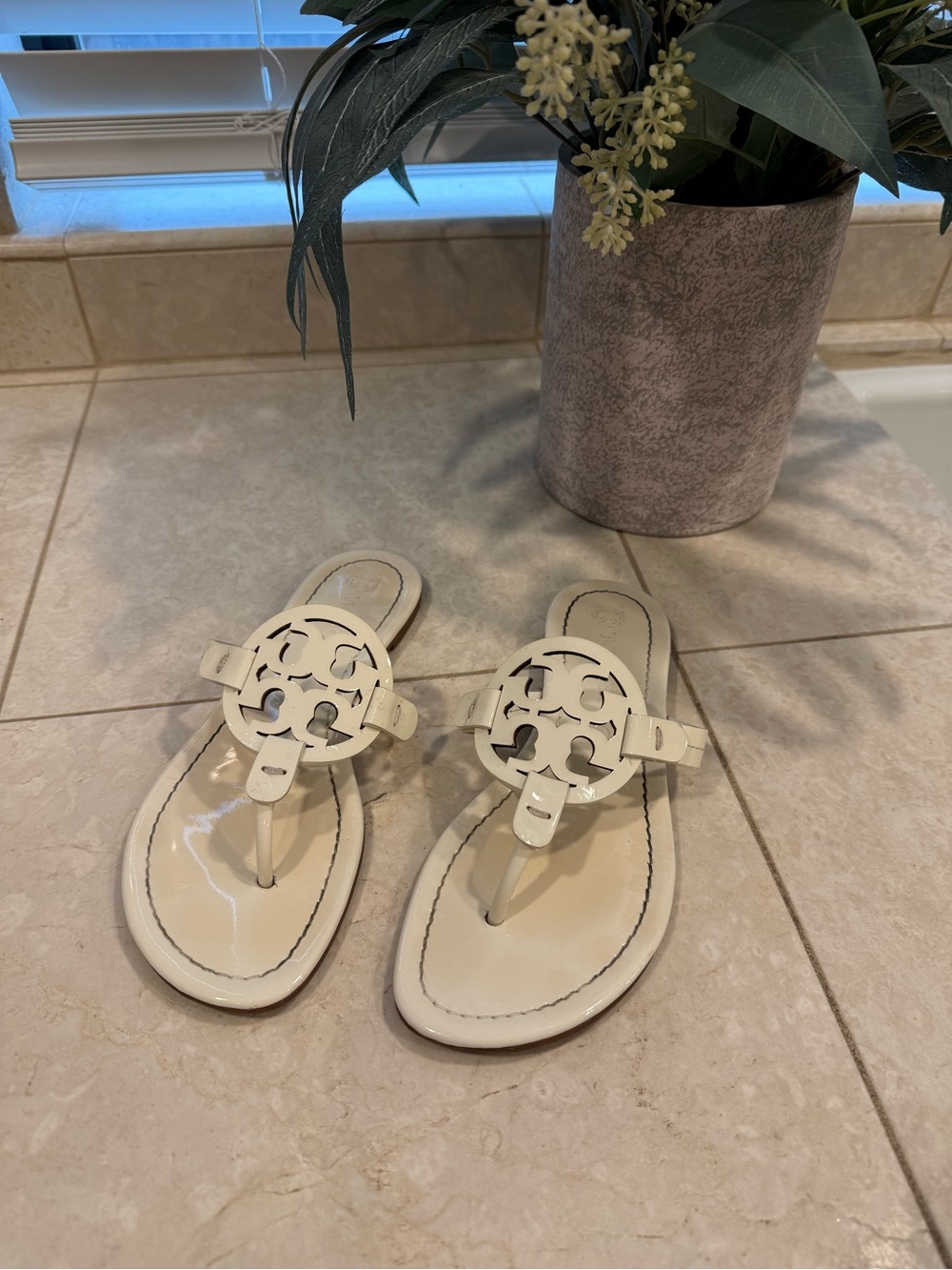 Tory Burch Ivory Patent Miller Thong Sandal Size 6.5